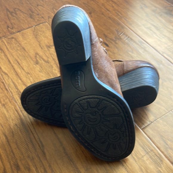 Size 7 Brown Born suede bootie with zipper back - Picture 3 of 6